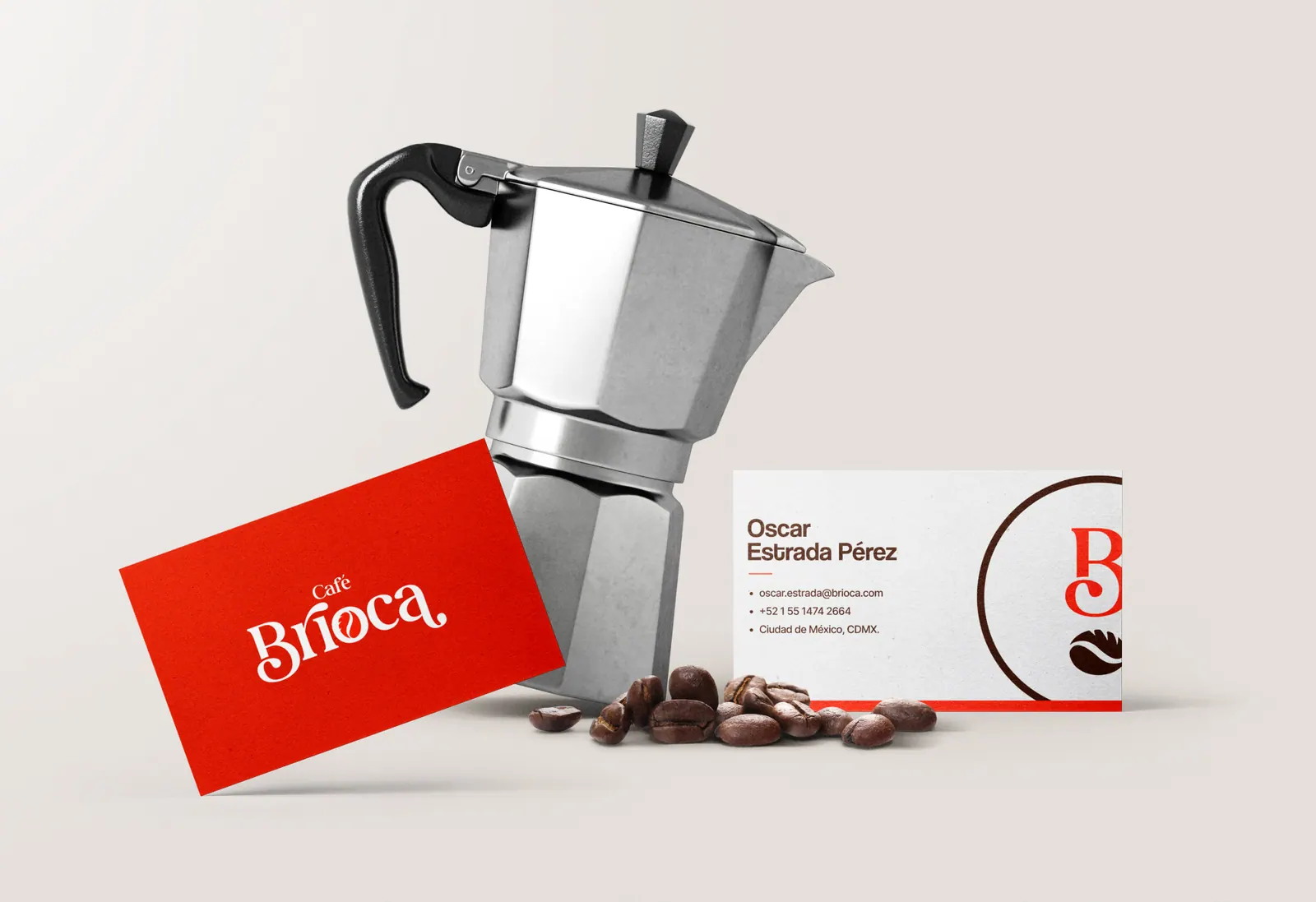 Cafetera italiana y tarjetas de presentación con la identidad de Café Brioca.