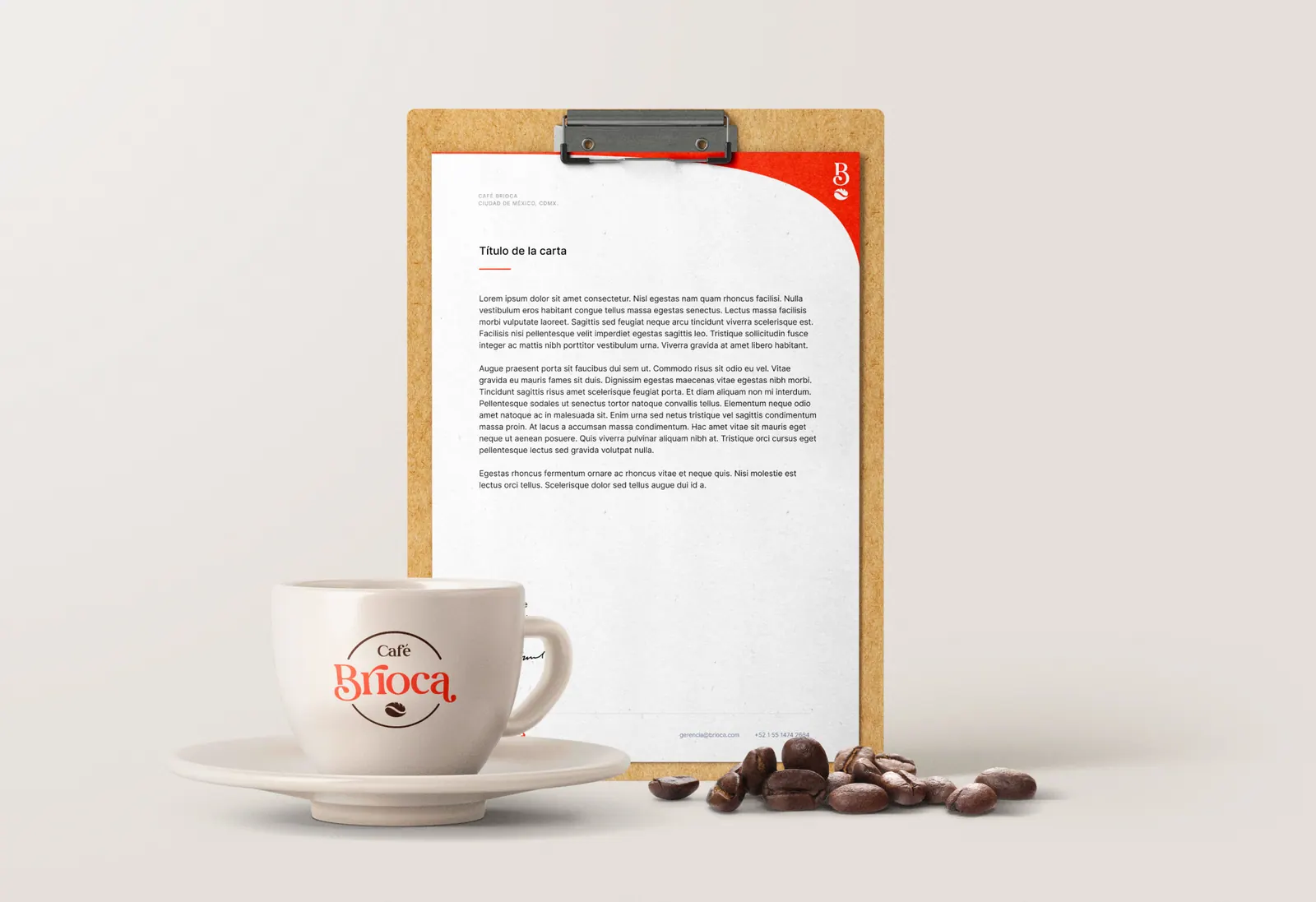 Papelería de Café Brioca: hoja membretada sobre una tabla portapapeles y taza con el logotipo.