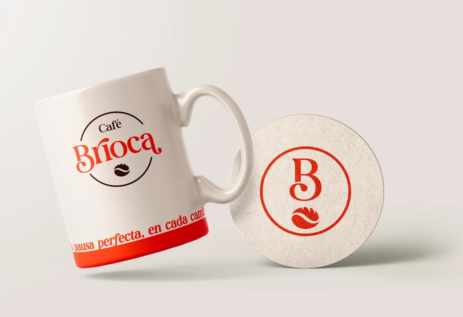 Taza con el logotipo de Café Brioca y un posavasos con la letra B en rojo.
