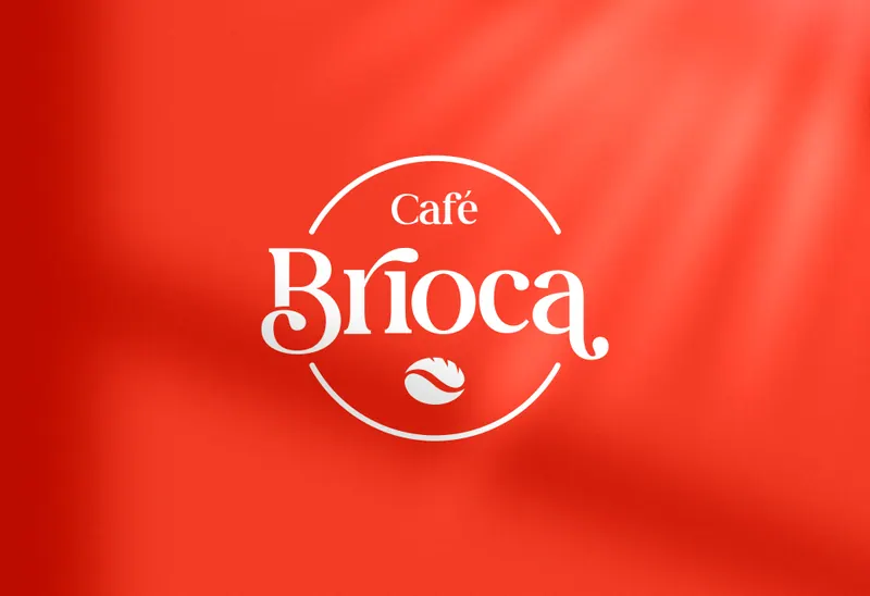 Logotipo de Café Brioca en blanco sobre fondo rojo.