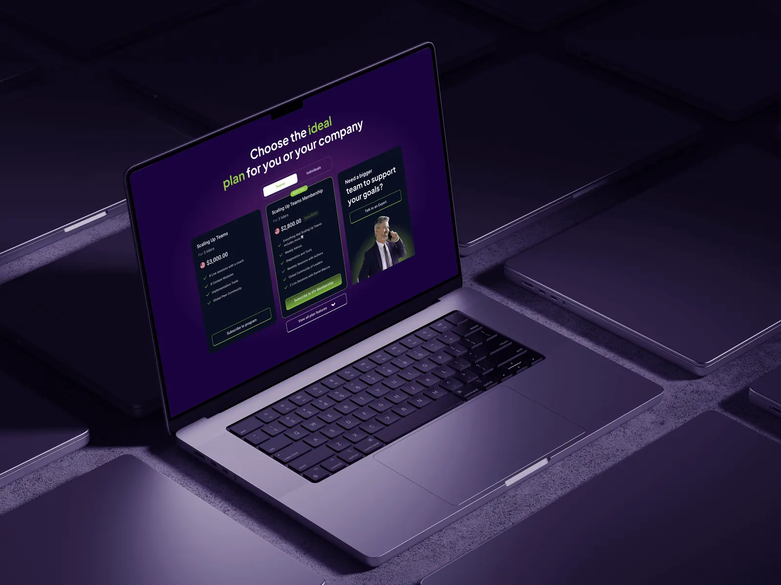 Laptop con la página de planes y precios de Growth Institute sobre fondo morado.