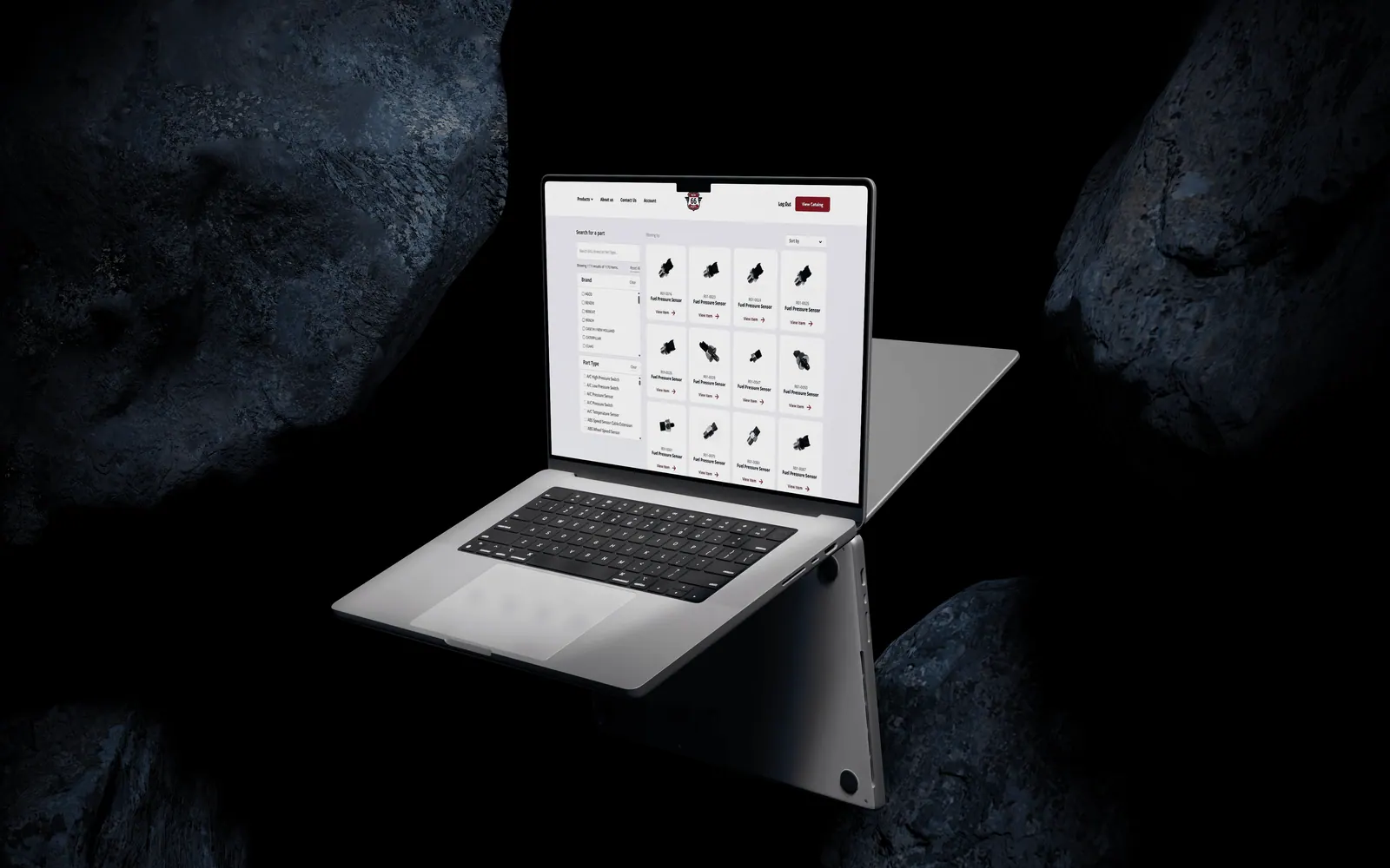 Laptop mostrando el catálogo en línea de sensores de ROW 66 sobre rocas oscuras.